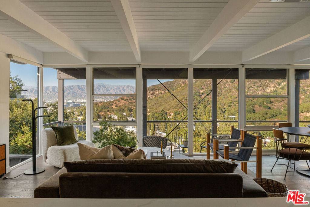 Los Angeles, CA 90068,3464 Troy DR