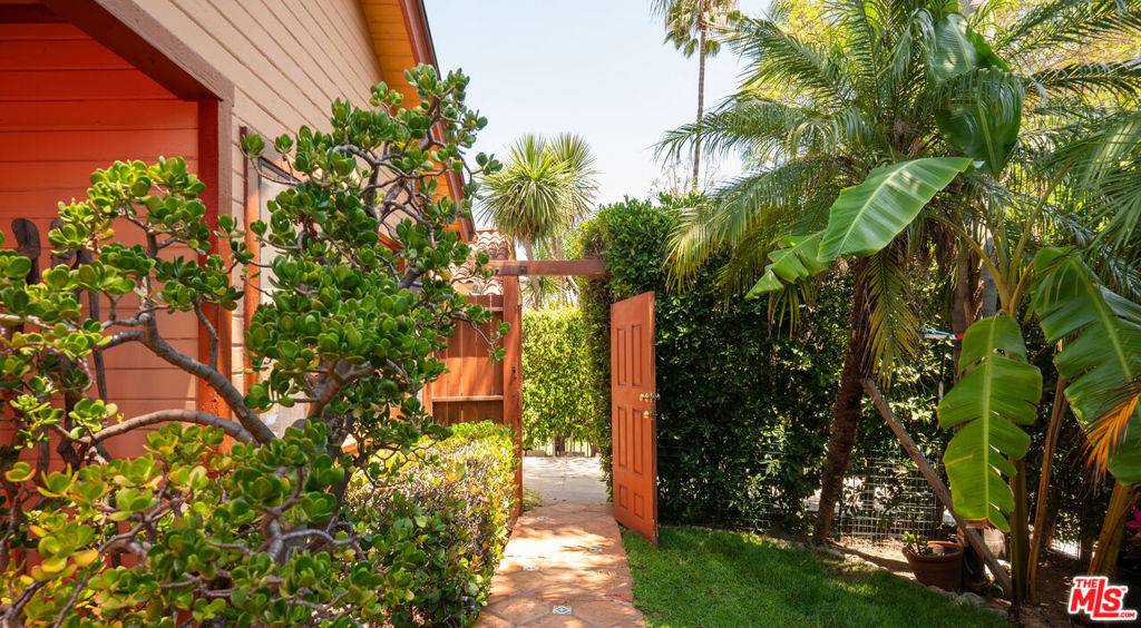 West Hollywood, CA 90048,8921 Rosewood AVE