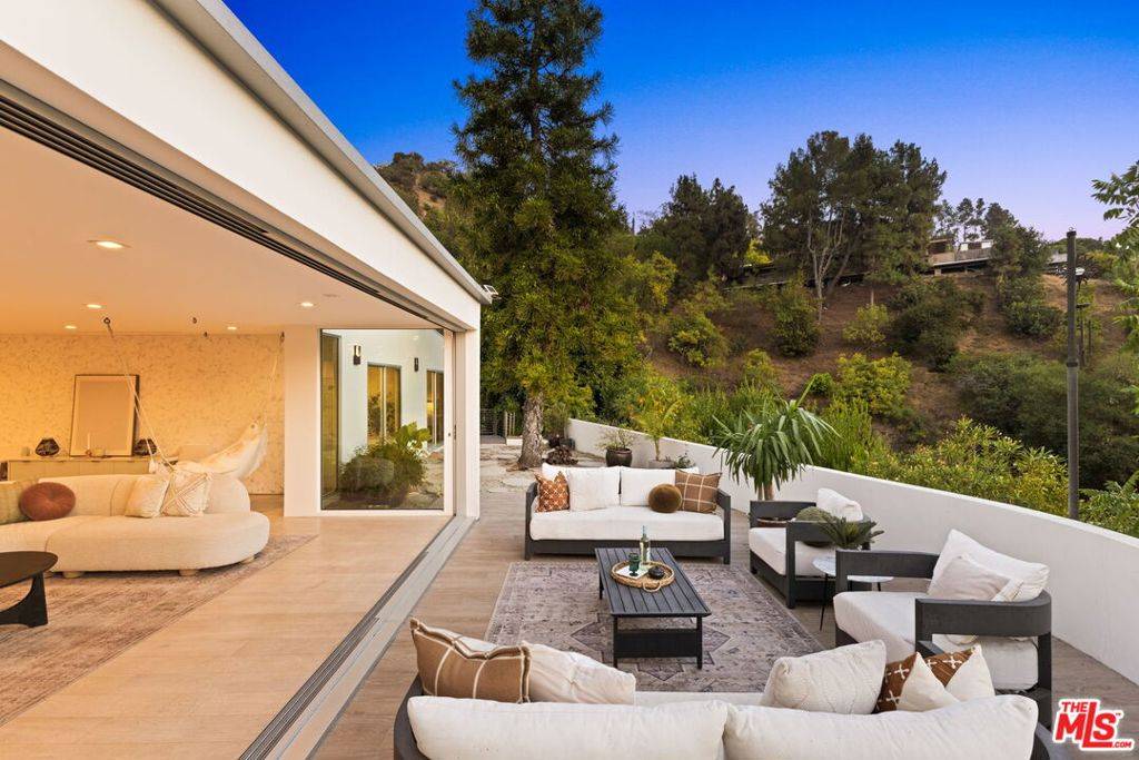 Los Angeles, CA 90046,2615 La Cuesta DR
