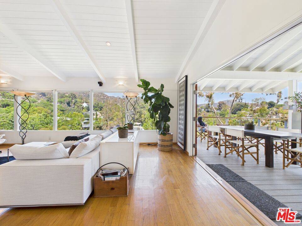 Los Angeles, CA 90068,3162 Durand DR