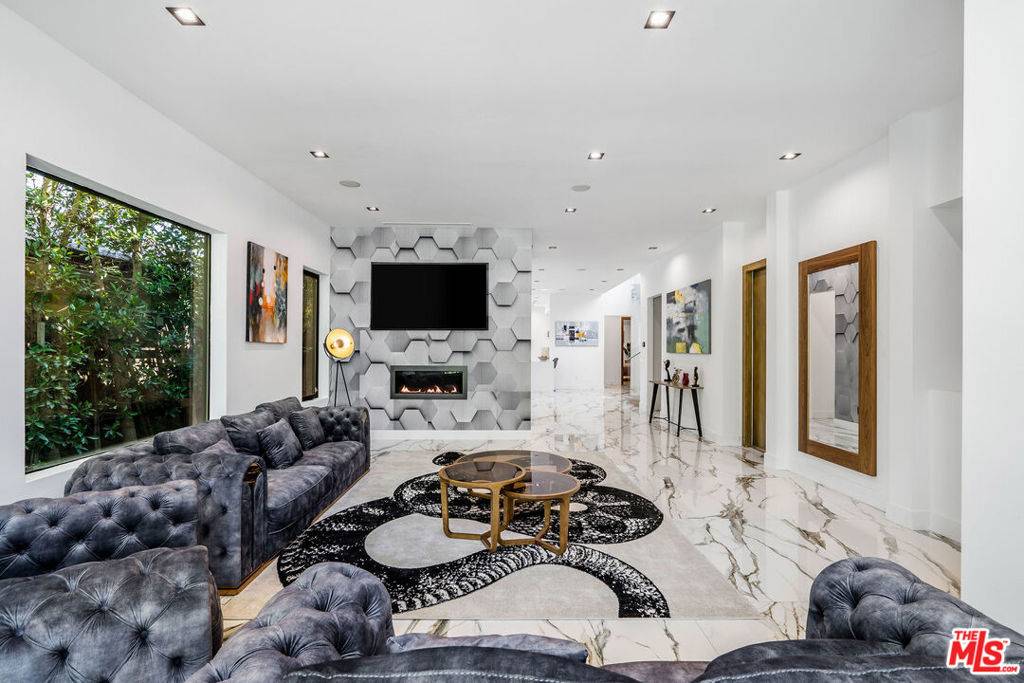 Sherman Oaks, CA 91423,4540 Sylmar AVE