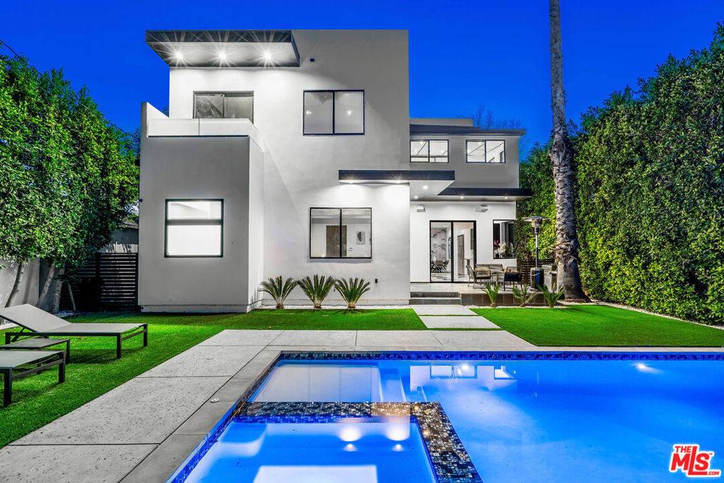 Sherman Oaks, CA 91423,4540 Sylmar AVE