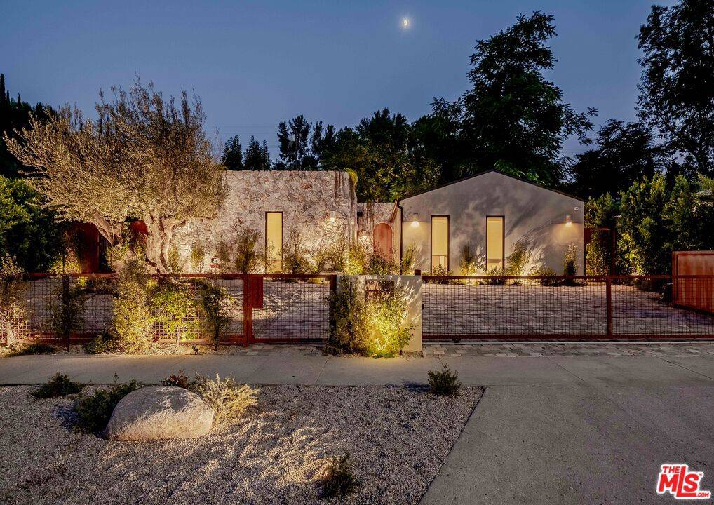 Woodland Hills, CA 91367,23426 Erwin ST
