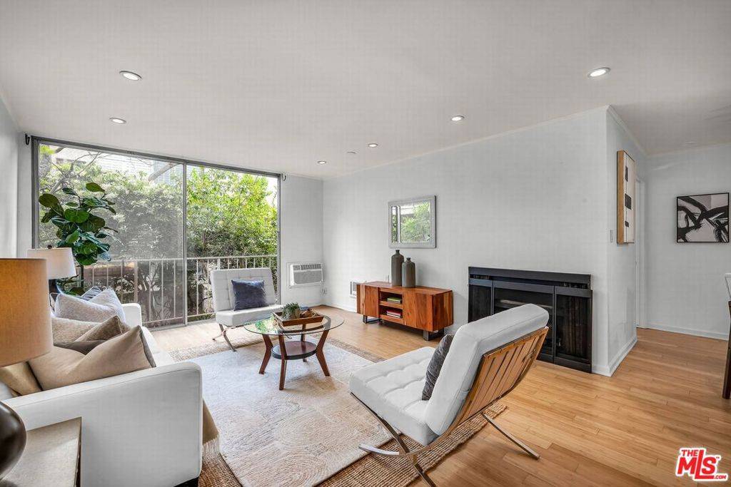 Los Angeles, CA 90049,11645 Montana AVE #216