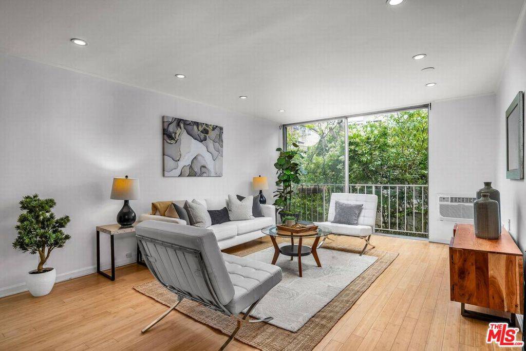 Los Angeles, CA 90049,11645 Montana AVE #216