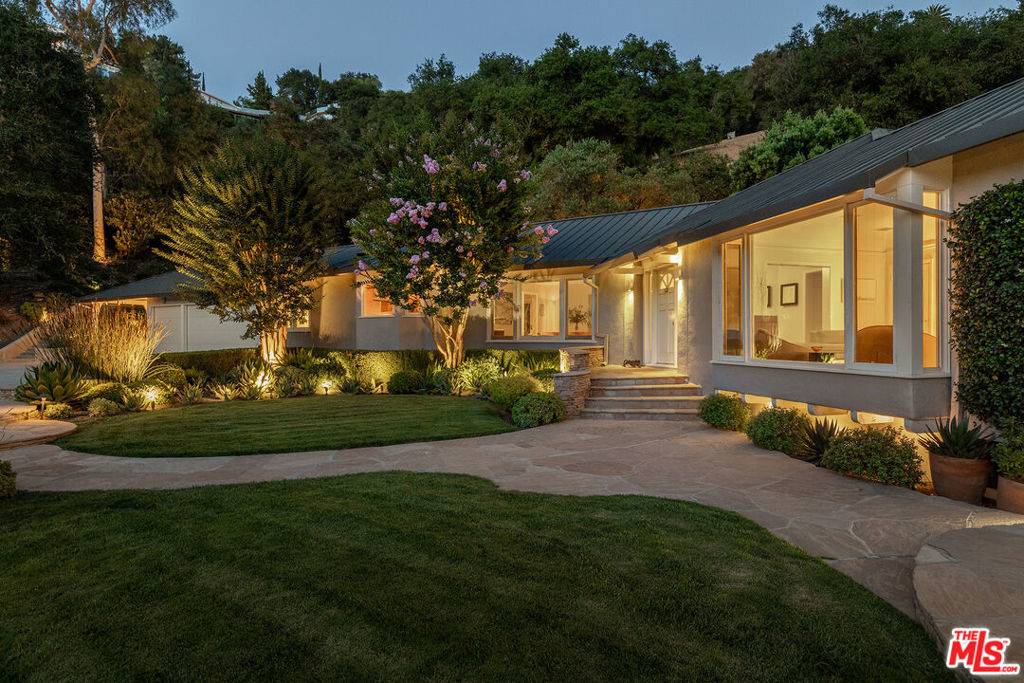 Sherman Oaks, CA 91423,3818 Hollyline AVE