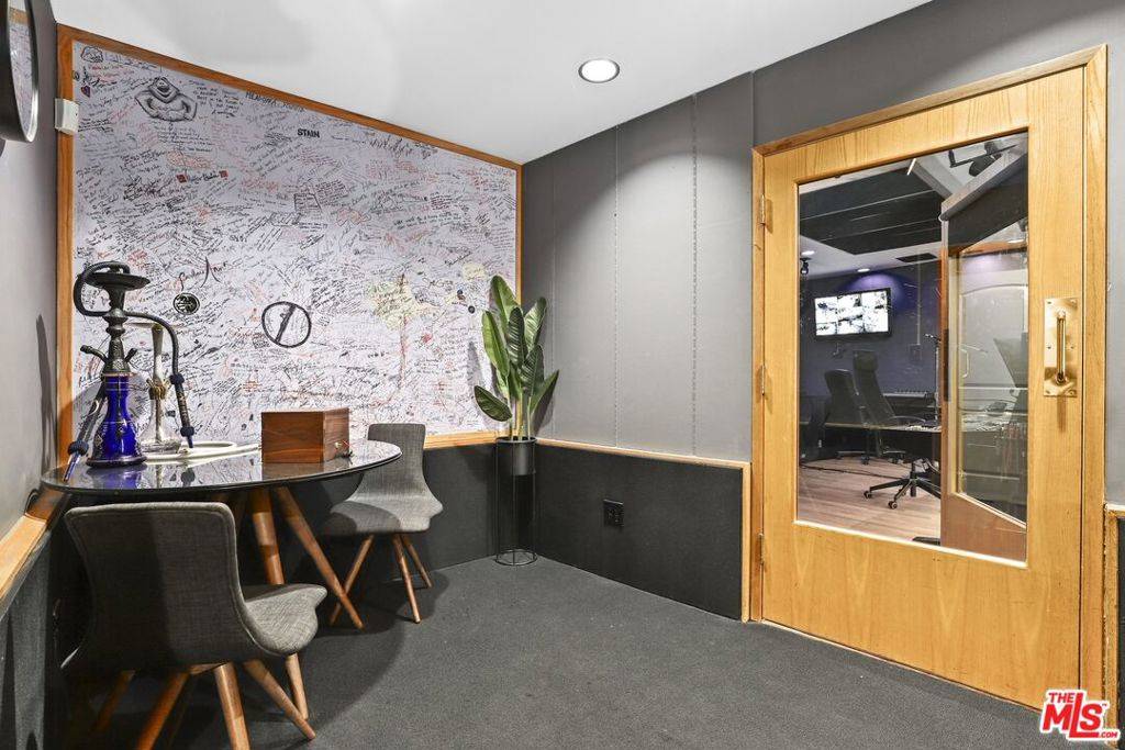 Los Angeles, CA 90068,5940 Manola WAY