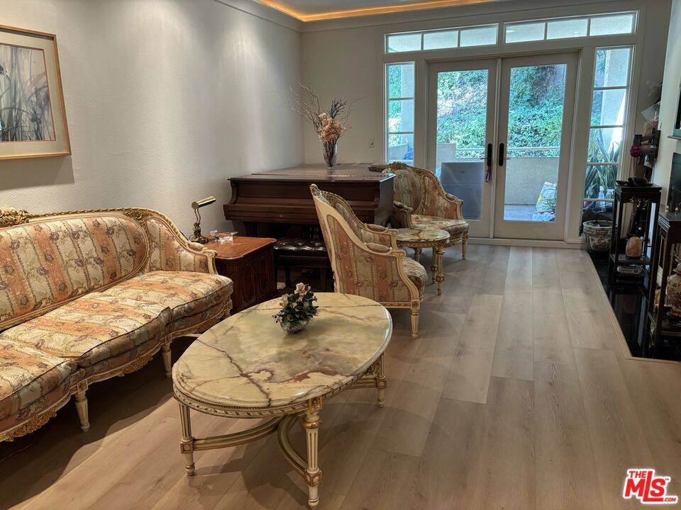 Los Angeles, CA 90068,2222 N Beachwood DR #207