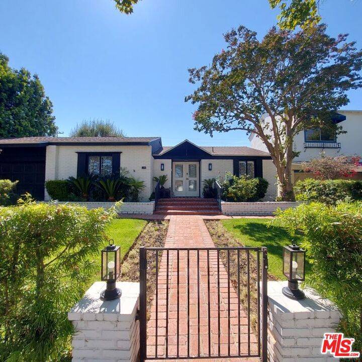 Beverly Hills, CA 90212,341 S Rodeo DR