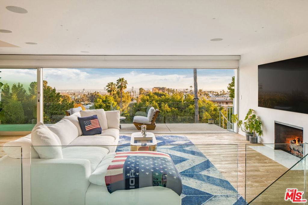 Los Angeles, CA 90046,7924 Hillside AVE