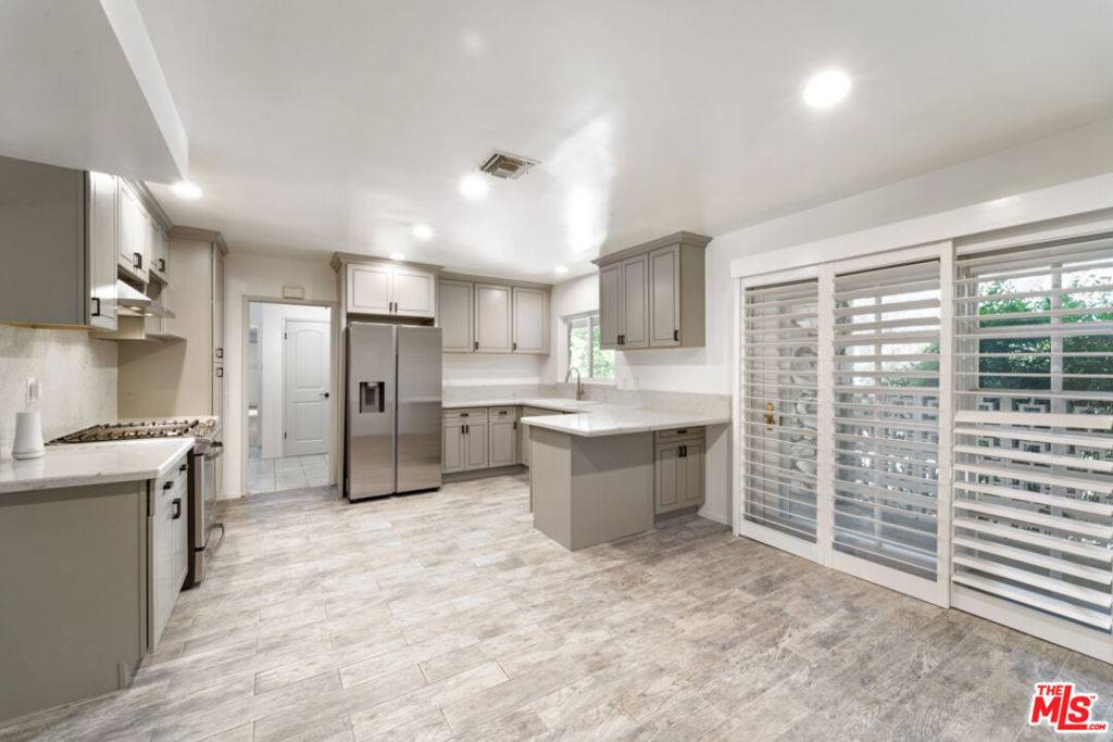 Woodland Hills, CA 91367,24311 Aetna ST