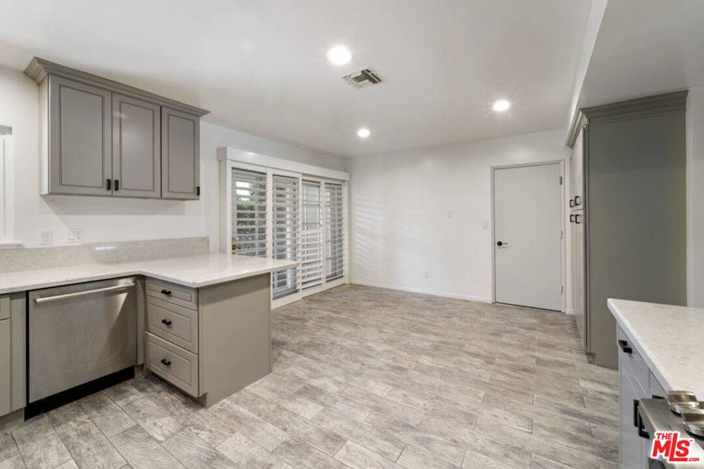 Woodland Hills, CA 91367,24311 Aetna ST