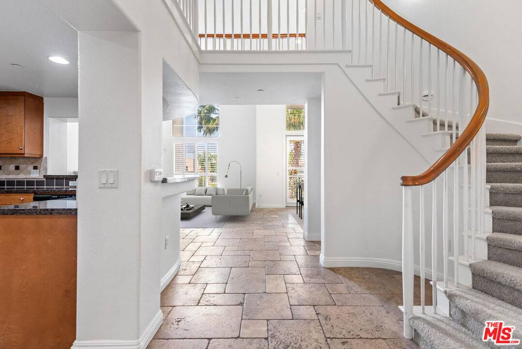 Playa Vista, CA 90094,5831 Seawalk DR #240