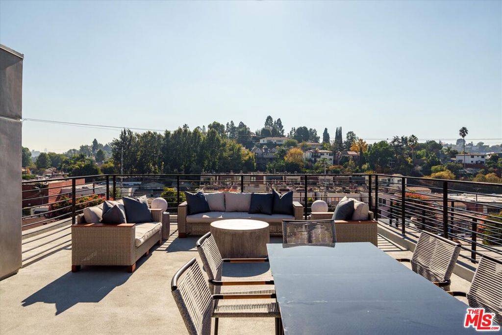 Los Angeles, CA 90039,2824 Avenel ST