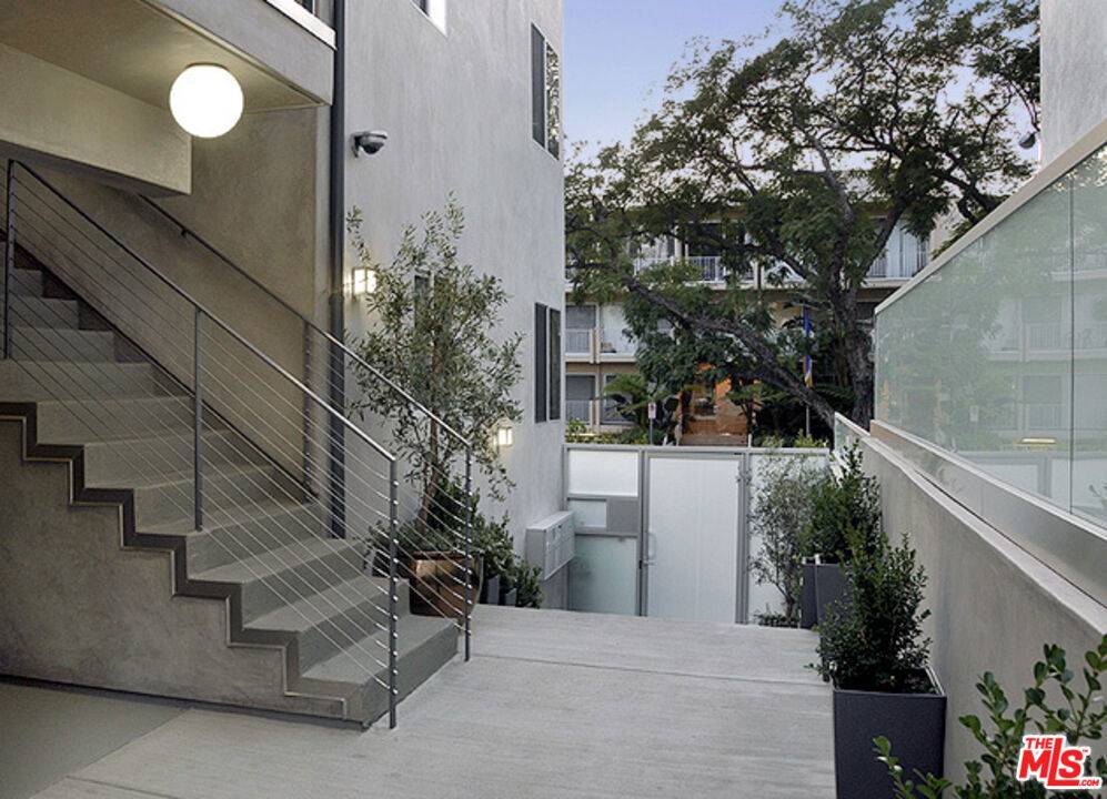 Los Angeles, CA 90046,1418 N Poinsettia PL