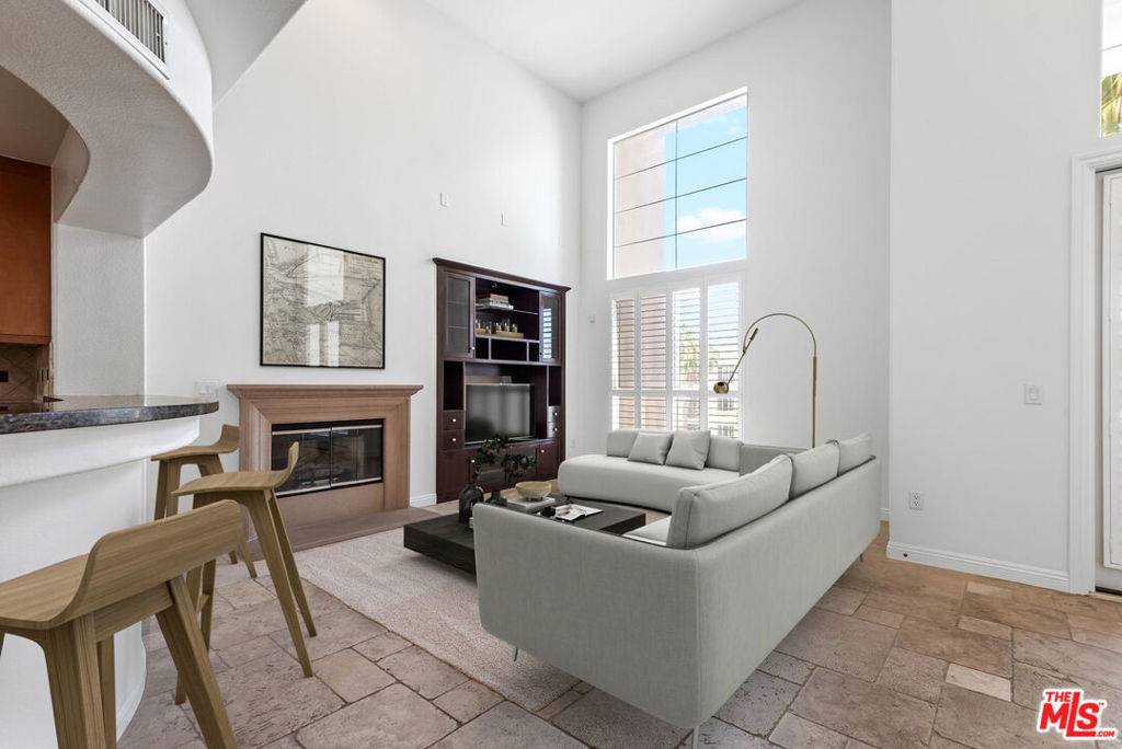 Playa Vista, CA 90094,5831 Seawalk DR #240