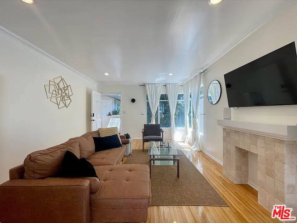 Santa Monica, CA 90403,938 6th ST #7