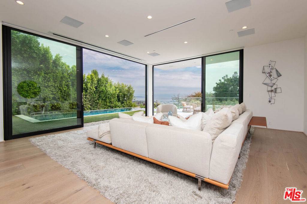 Pacific Palisades, CA 90272,1330 Monument ST