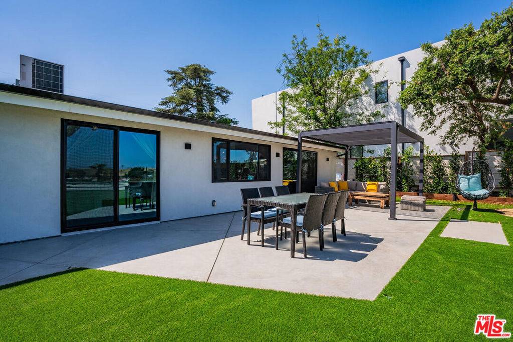 Woodland Hills, CA 91367,5835 Mcdonie AVE