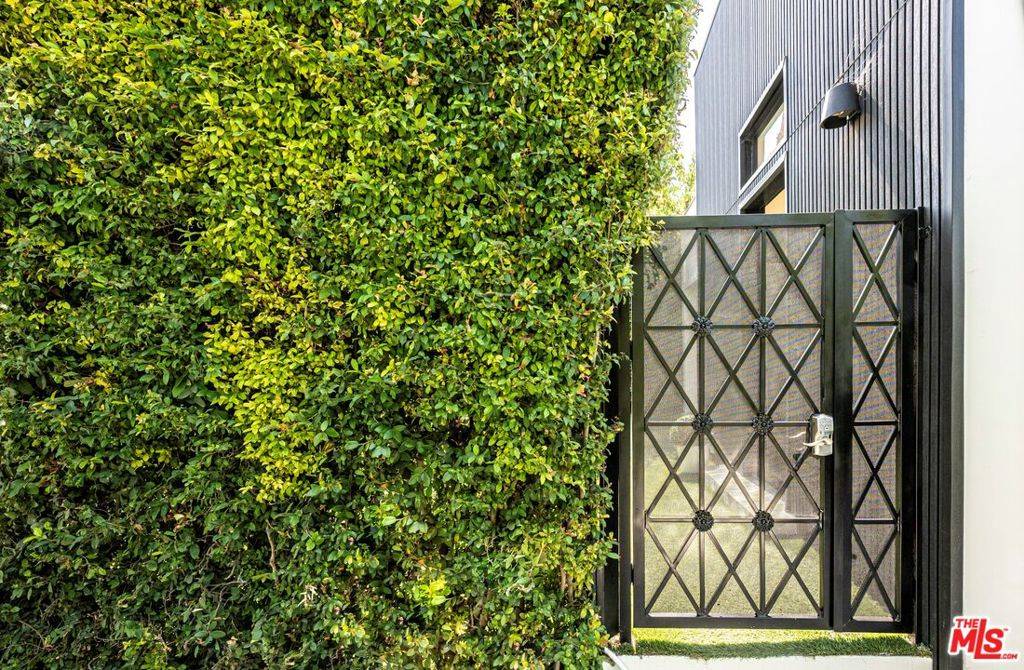 West Hollywood, CA 90048,8907 Rosewood AVE