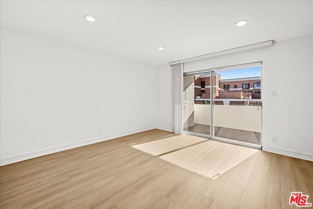 Beverly Hills, CA 90210,262 N Crescent DR #3A