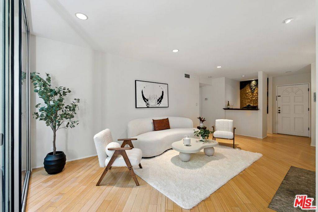 Beverly Hills, CA 90210,429 N Oakhurst DR #203
