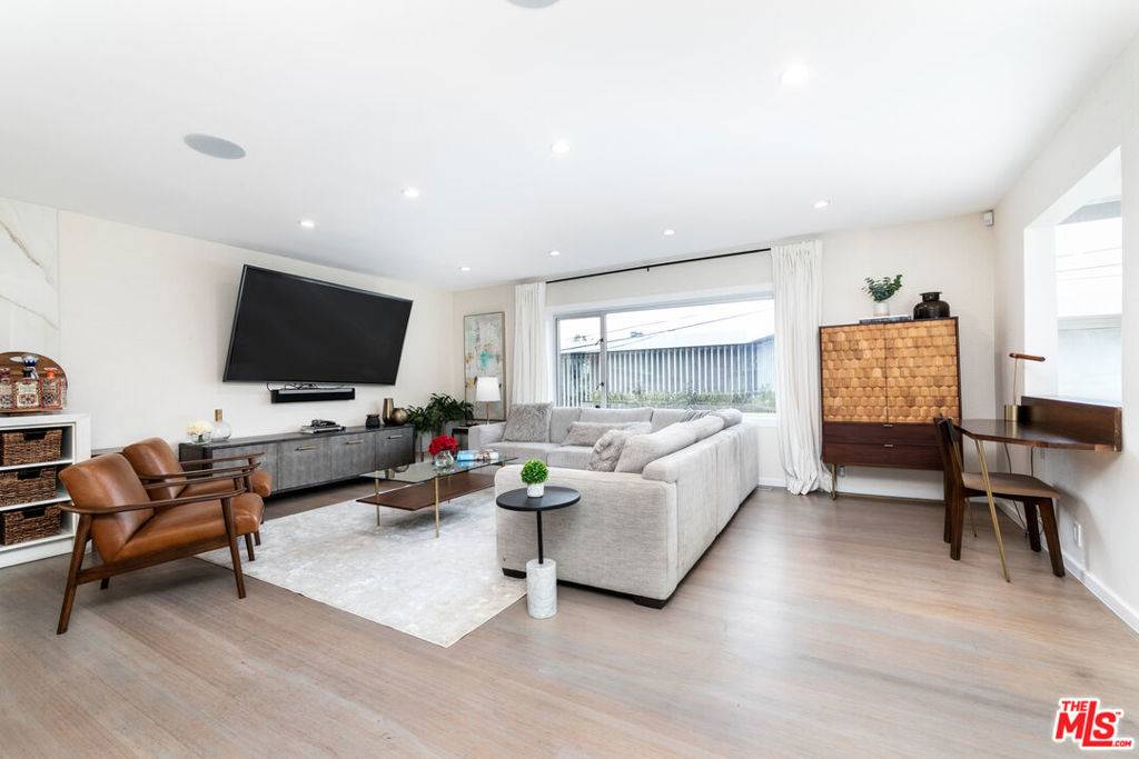Los Angeles, CA 90069,9323 Flicker WAY