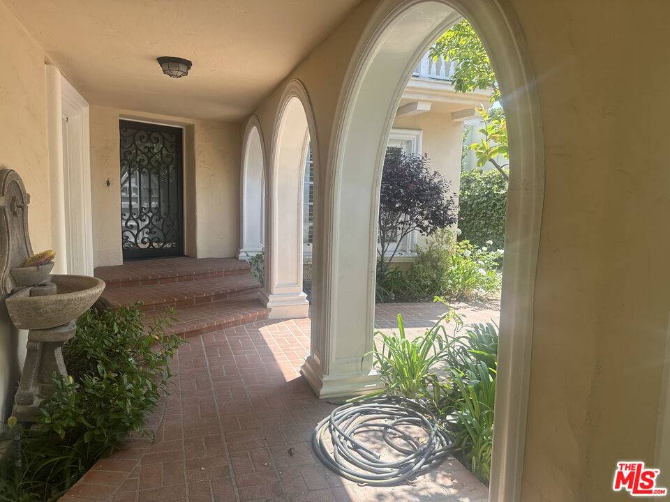 Beverly Hills, CA 90212,320 S Mccarty DR