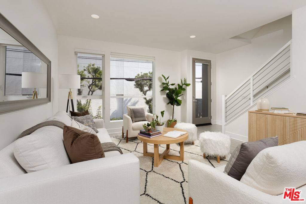 Los Angeles, CA 90038,6067 W Studio CT