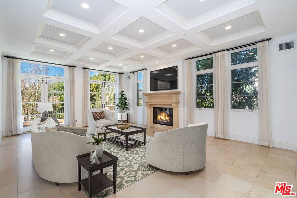 Los Angeles, CA 90077,2167 Sheringham LN