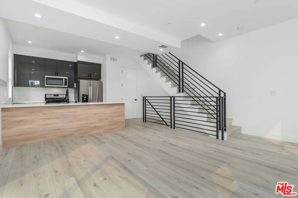 Los Angeles, CA 90026,522 N Wilton PL