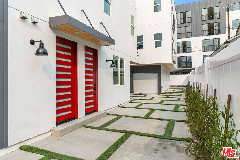 Los Angeles, CA 90026,522 N Wilton PL