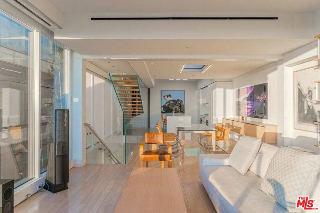 Santa Monica, CA 90401,1267 Palisades Beach RD