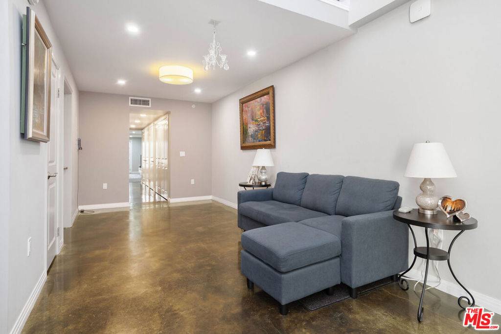 Pasadena, CA 91103,125 N Raymond AVE #412