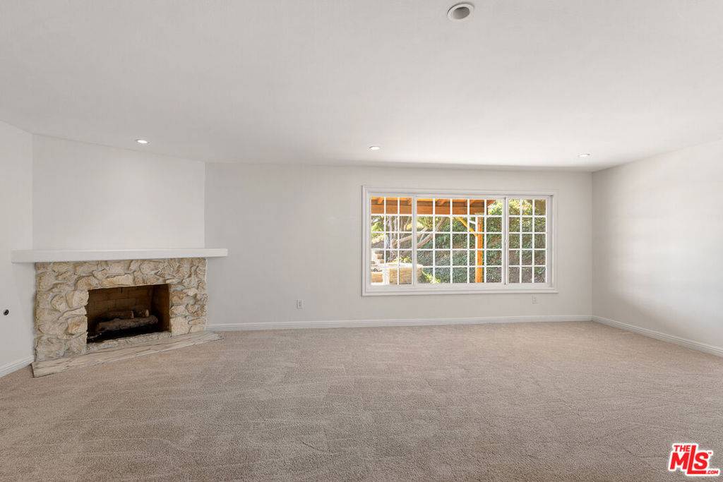 Woodland Hills, CA 91367,6040 Pat AVE