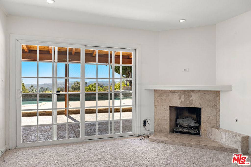 Woodland Hills, CA 91367,6040 Pat AVE