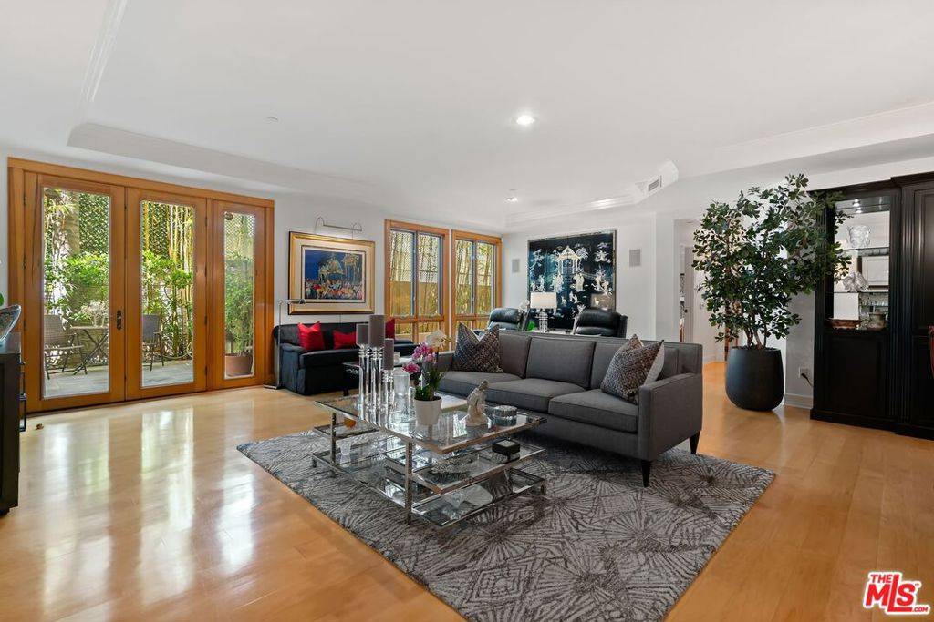 Beverly Hills, CA 90210,411 N Oakhurst DR #106