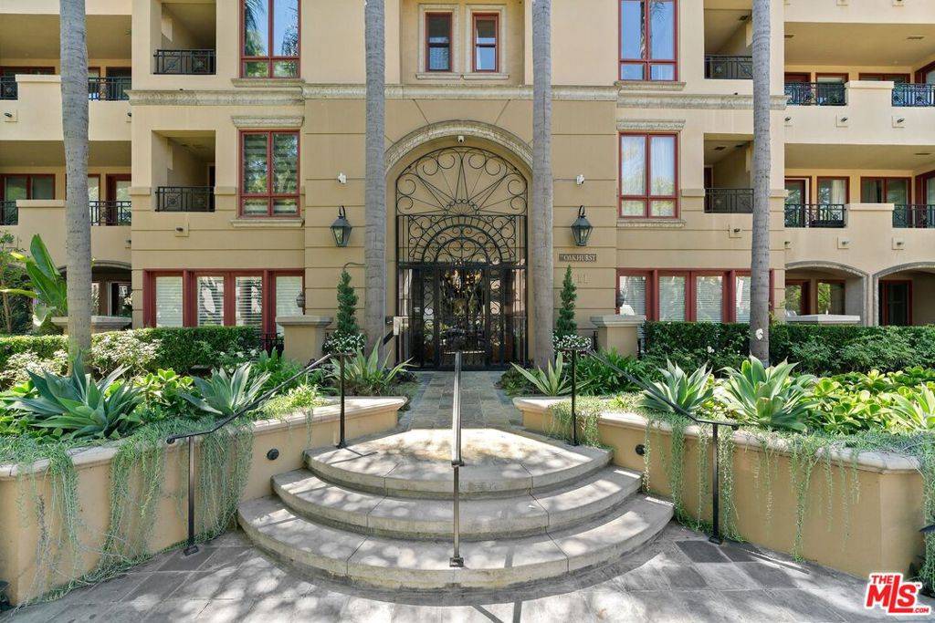 Beverly Hills, CA 90210,411 N Oakhurst DR #106
