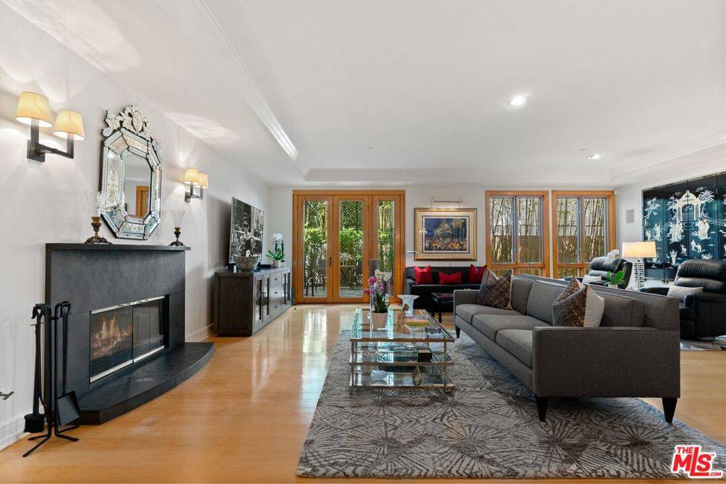 Beverly Hills, CA 90210,411 N Oakhurst DR #106