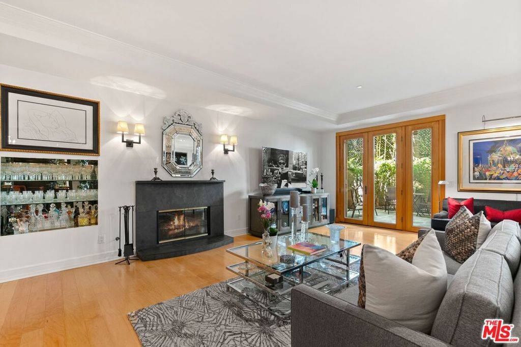 Beverly Hills, CA 90210,411 N Oakhurst DR #106
