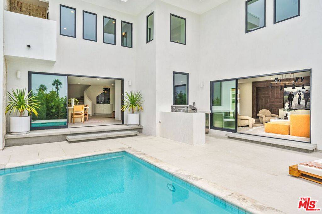 Los Angeles, CA 90046,2380 Venus DR