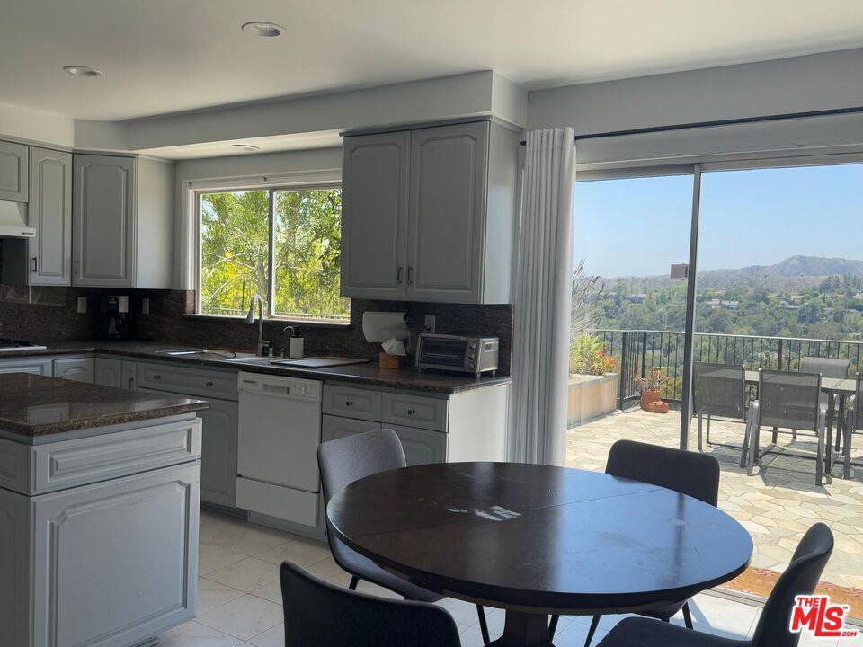 Los Angeles, CA 90049,911 TEAKWOOD RD