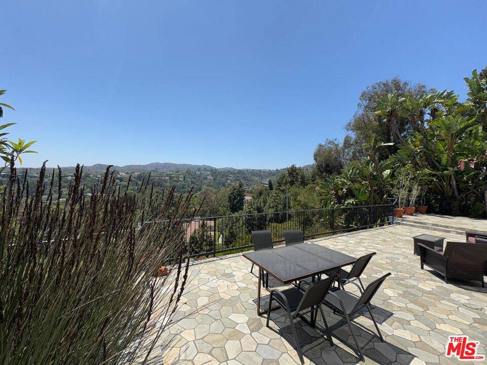 Los Angeles, CA 90049,911 TEAKWOOD RD