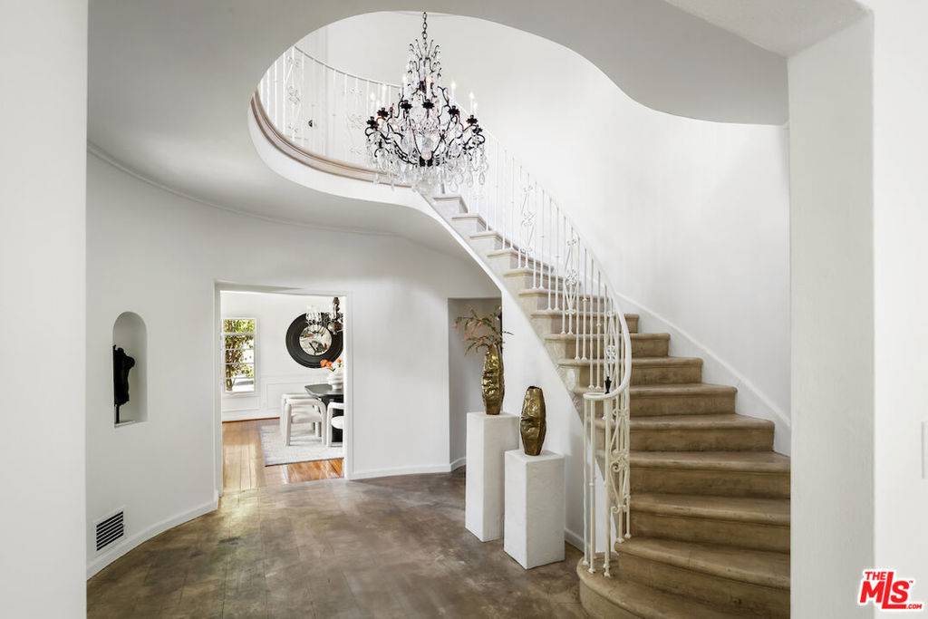 Los Angeles, CA 90068,5700 Spring Oak DR
