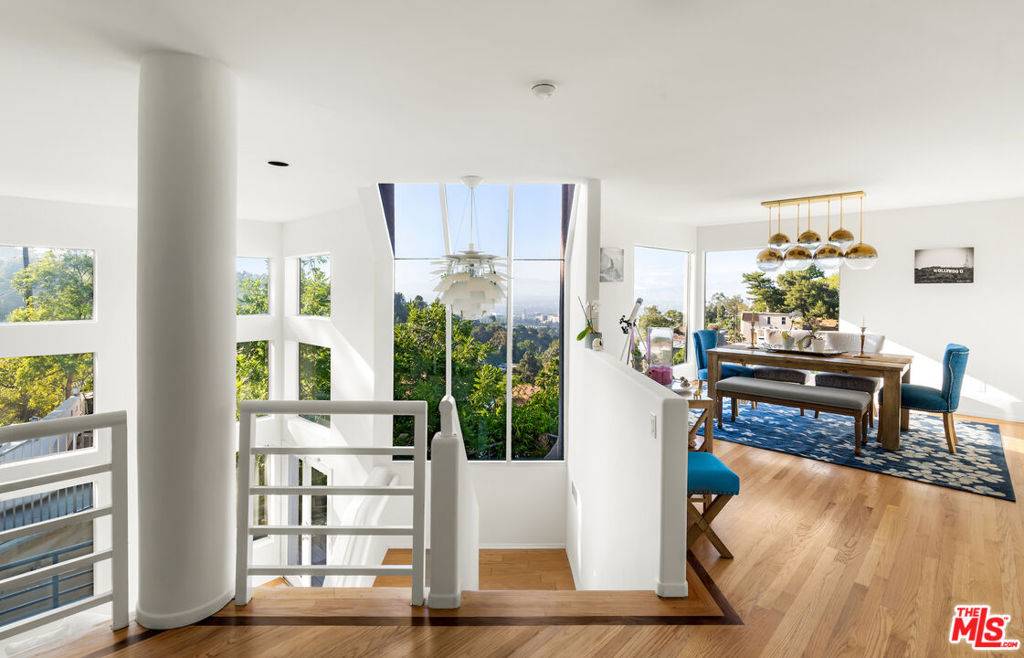 Los Angeles, CA 90068,7265 Caverna DR