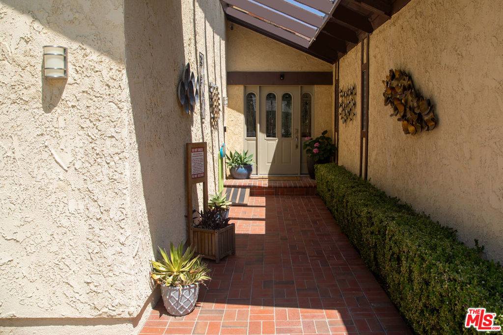 Granada Hills, CA 91344,12818 Neon WAY