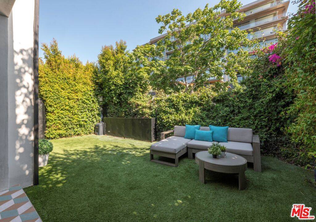 West Hollywood, CA 90048,8907 Rosewood AVE