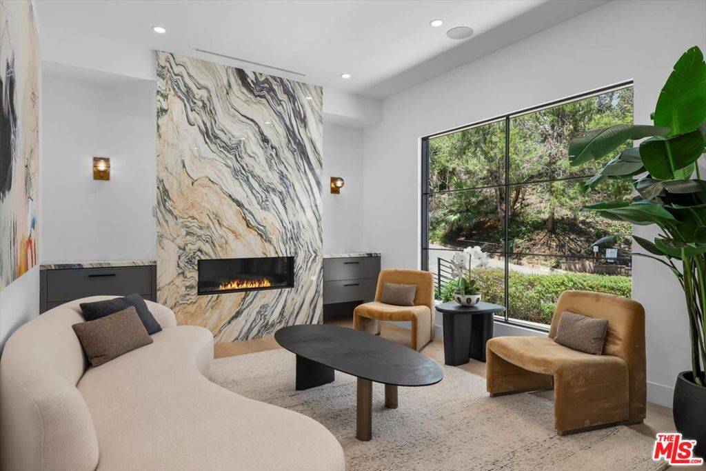 Pacific Palisades, CA 90272,1319 Marinette RD