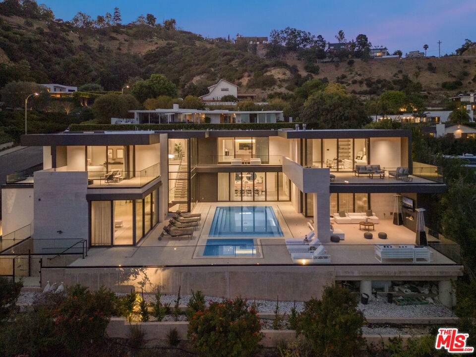 Los Angeles, CA 90069,9255 Swallow DR