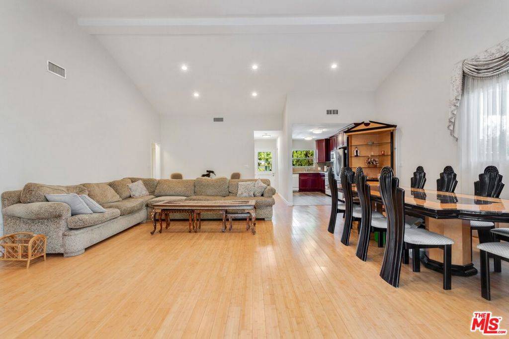 Woodland Hills, CA 91367,22616 Berdon ST